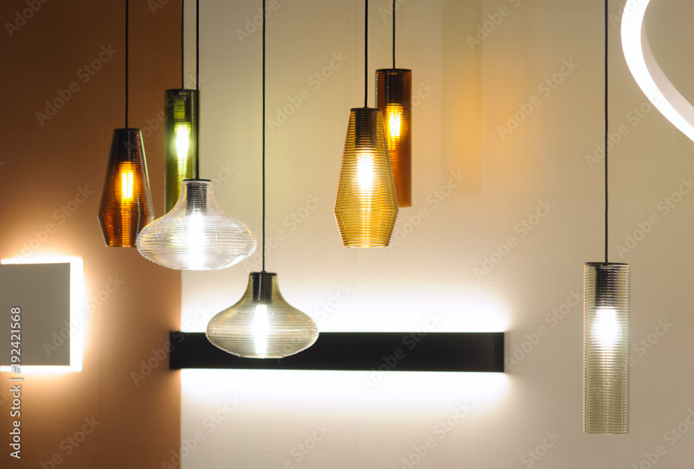 室内设计中的现代风格灯具。不同形式的灯罩组合装饰