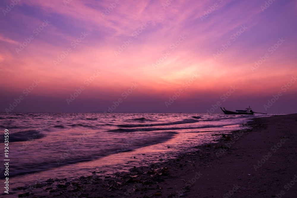 清晨，在Trang省劳良岛，日出前，海滩上戏剧性的紫罗兰色天空。