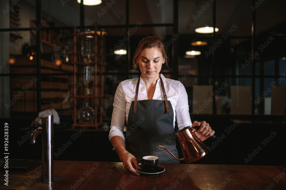 女咖啡师准备咖啡