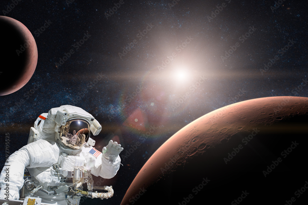 火星背景下的外太空宇航员。这张图片的元素由美国国家航空航天局提供。