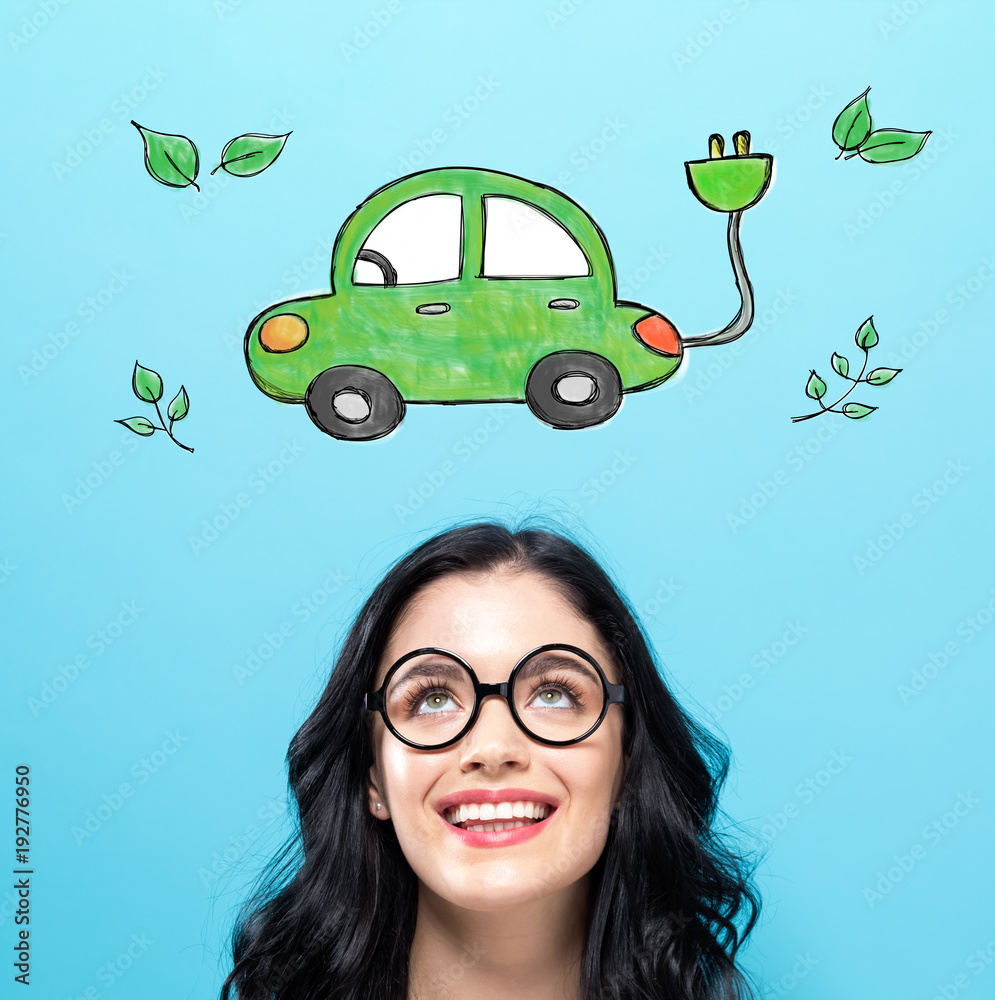 蓝色背景下有快乐年轻女性的电动汽车