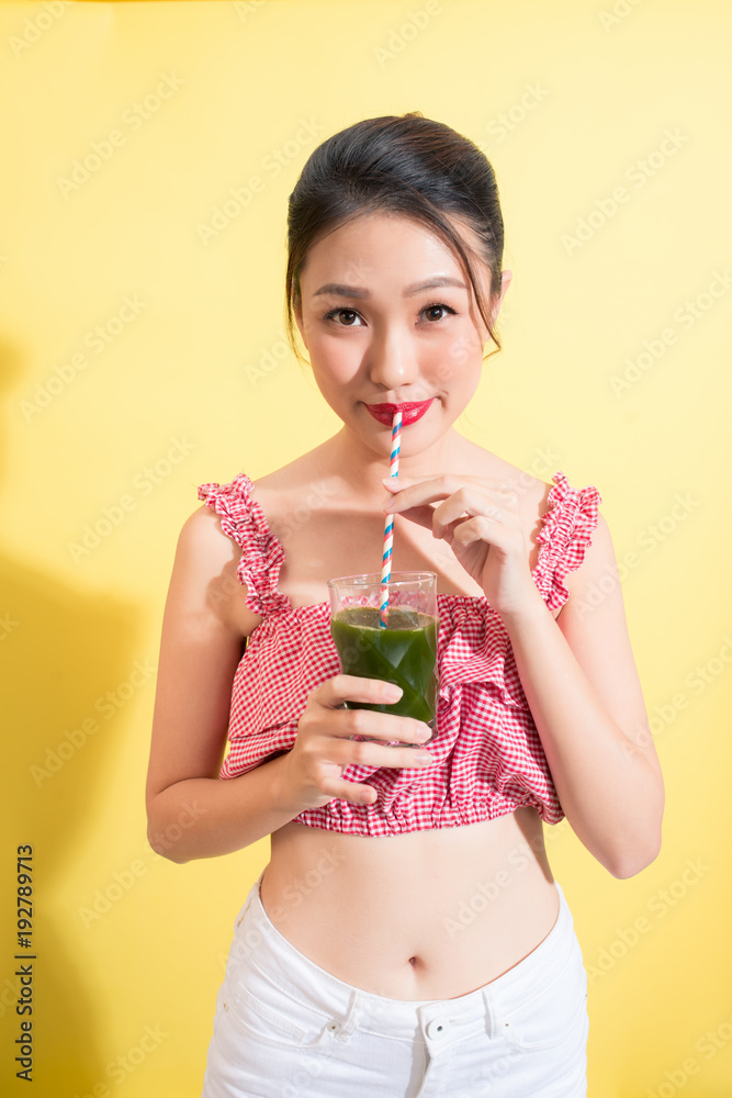 亚洲美女夏装与一杯新鲜排毒合影。