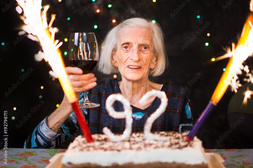 老年妇女在她的生日聚会上敬酒