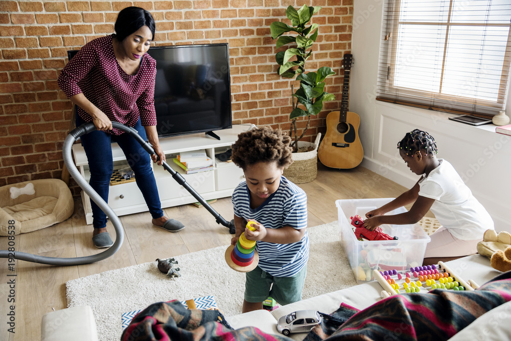 黑人家庭一起打扫房子