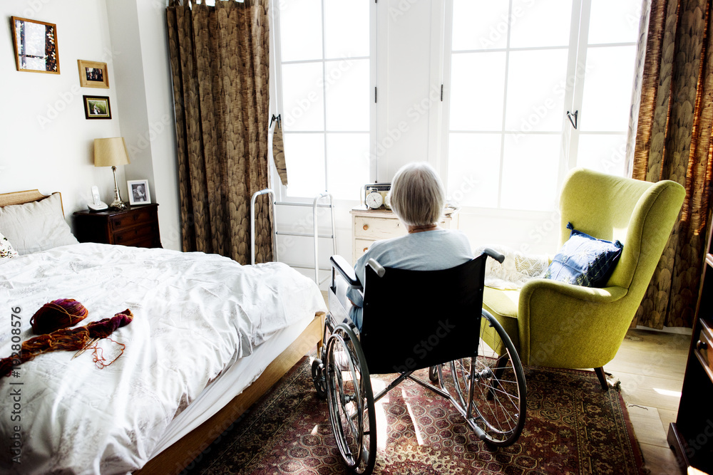 老年妇女独自坐在轮椅上