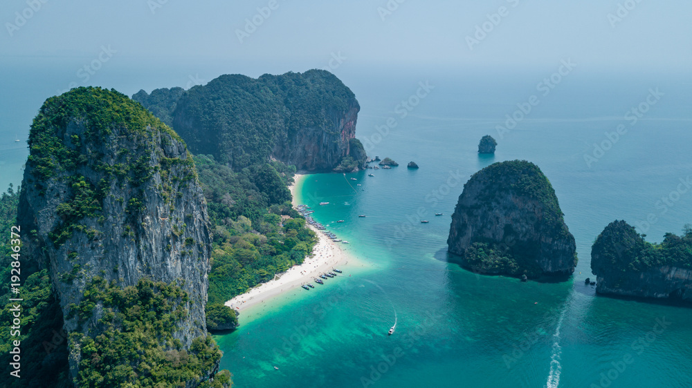甲米的拉雷海滩，泰国甲米省拉雷海滩和海岸线的鸟瞰图。