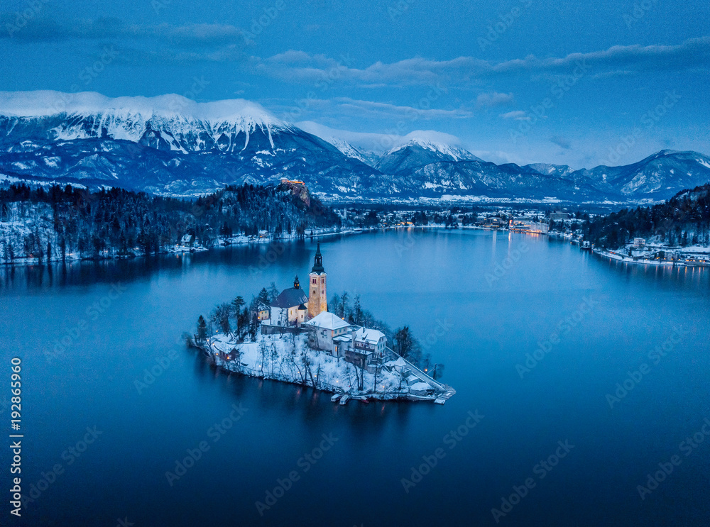 斯洛文尼亚冬季布莱德湖与布莱德岛和布莱德城堡的黄昏景观