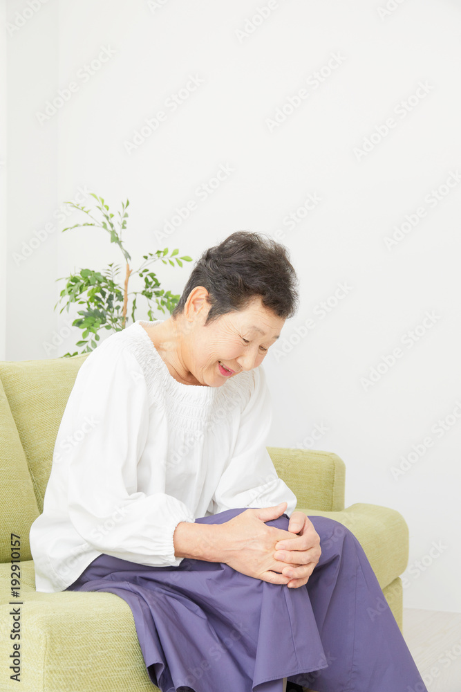 女性　お年寄り　膝関節痛
