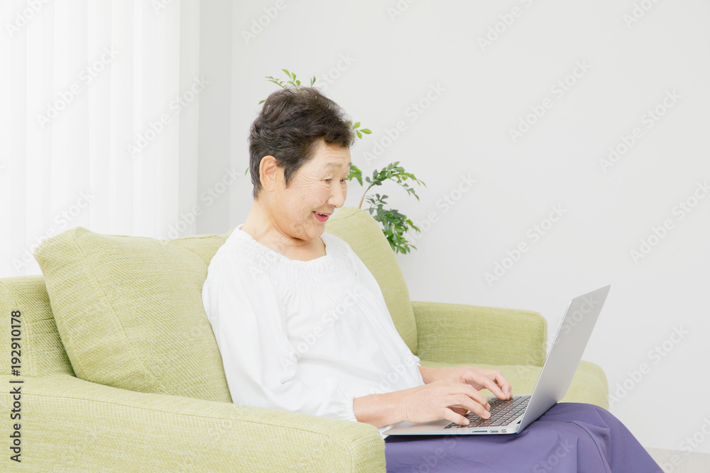 女性　お年寄り　ノートパソコン