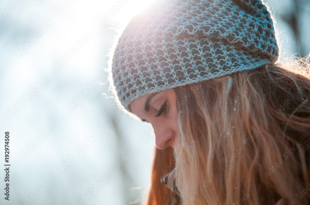 冬季户外戴保暖针织羊毛帽的年轻女性