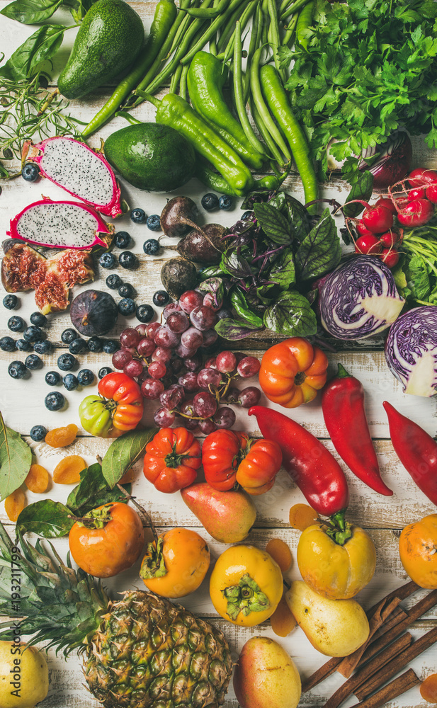 Helathy生素食烹饪背景。新鲜水果、蔬菜、绿色蔬菜、超级食品的平面布局o