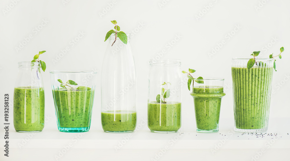 抹茶绿色纯素食奶昔，配奇亚籽和薄荷，装在玻璃杯和瓶子里，白底。干净