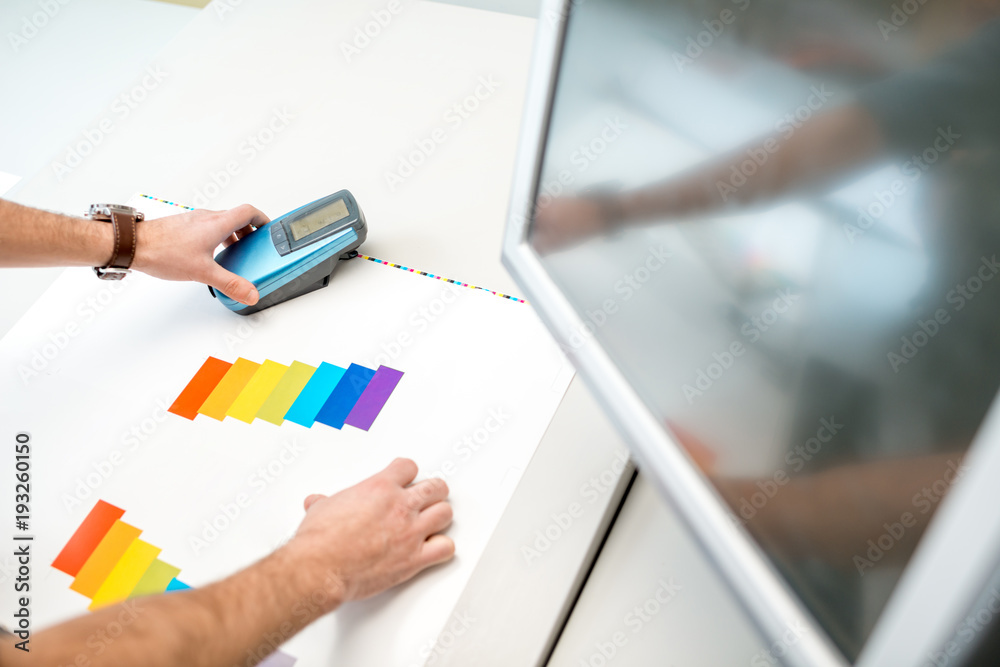 在打印计划的操作台使用光谱仪工具测量纸质打印上的颜色