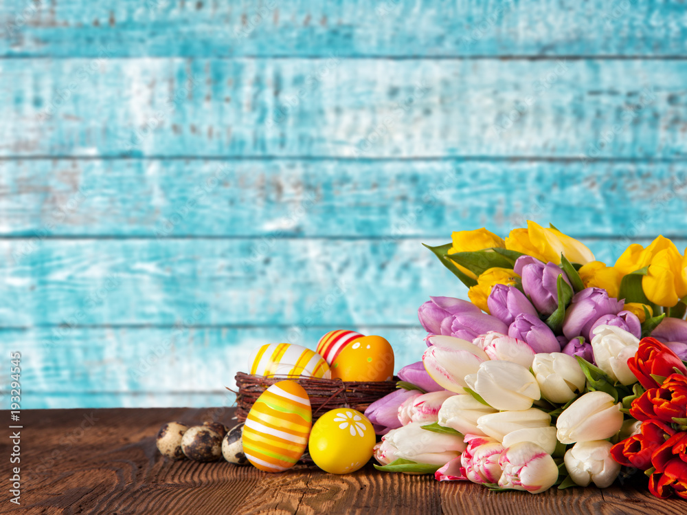 带复活节彩蛋的彩色郁金香花束