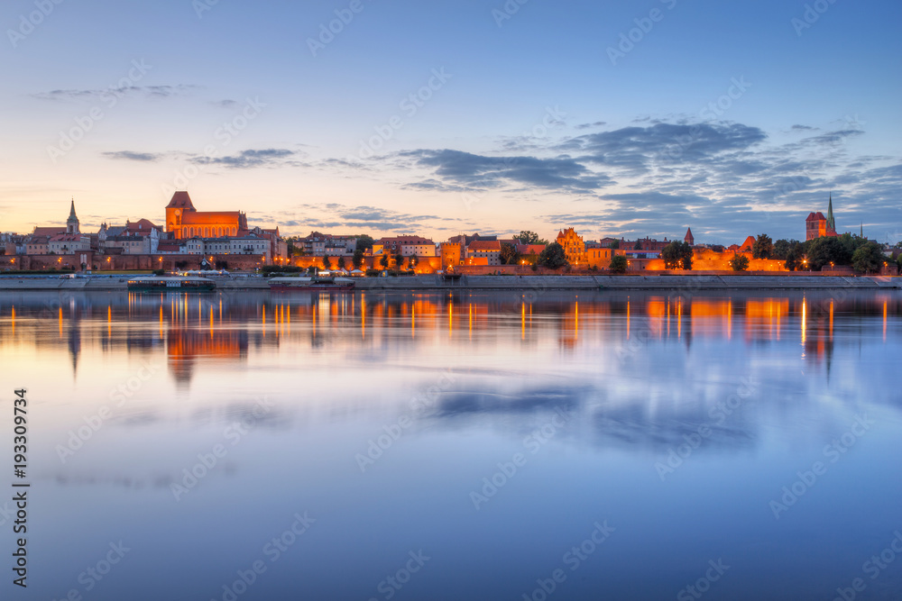 日落时分，波兰维斯瓦河上的托伦古镇