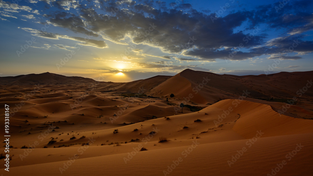 撒哈拉沙漠的日落，埃尔格·切比沙丘。摩洛哥默佐加