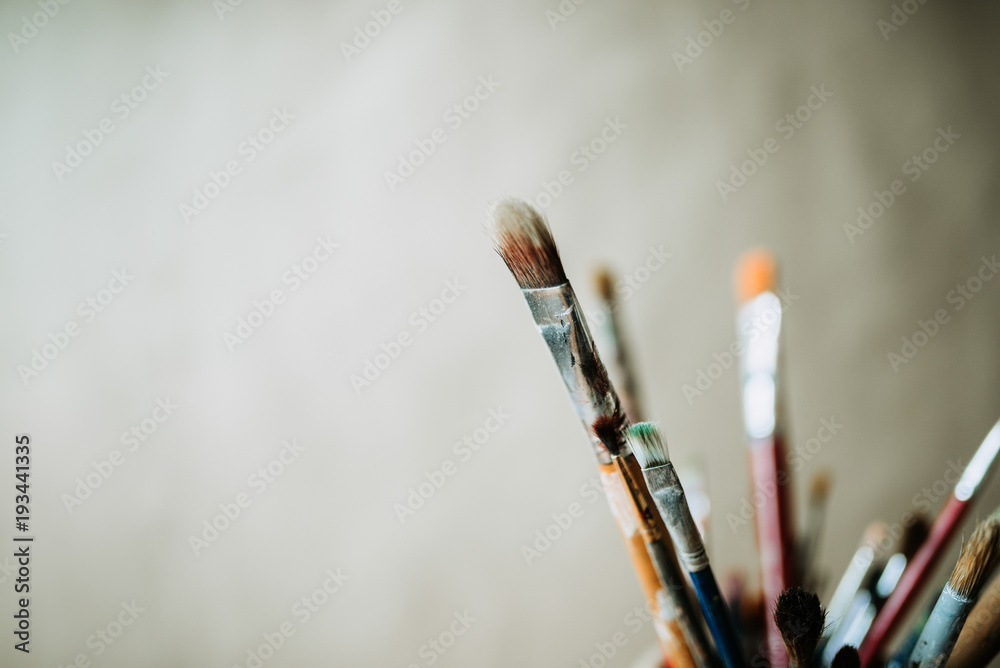 一群艺术家画笔的特写图像