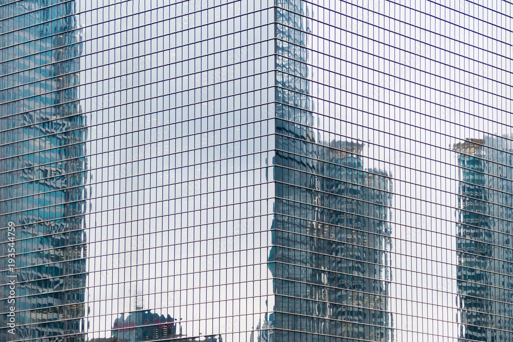 一座由玻璃和钢制成的现代摩天大楼的立面细节特写。上海环球金融