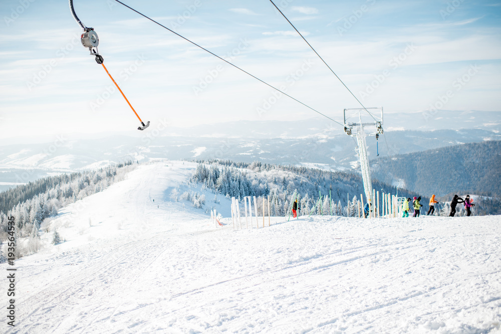 喀尔巴阡山脉带滑雪场的雪山景观