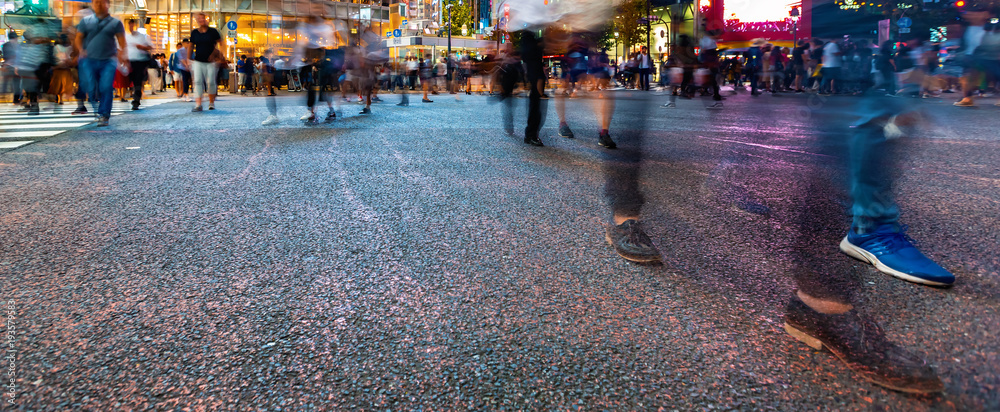 行人穿过日本东京涩谷Scramble人行横道，这是我最繁忙的十字路口之一