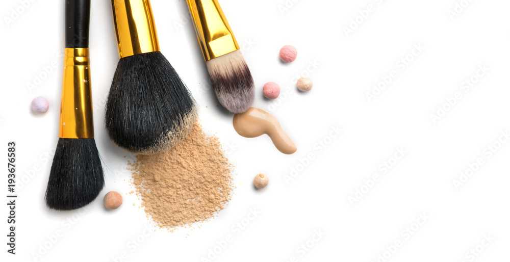 化妆品粉底液或乳霜、松扑面粉、各种化妆刷。化妆用品