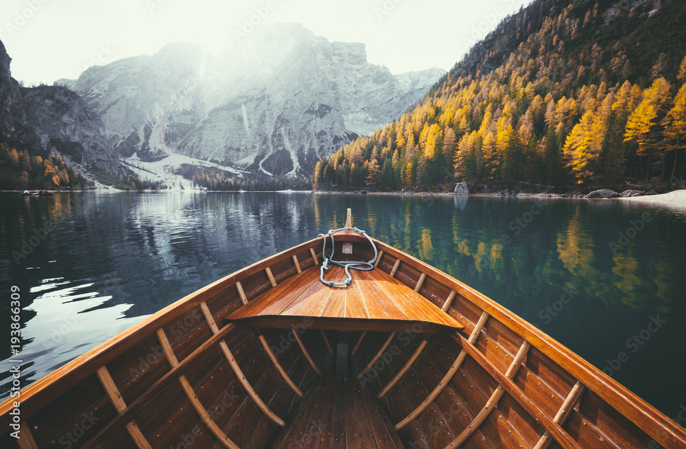 秋天多洛米蒂湖中的木制划艇