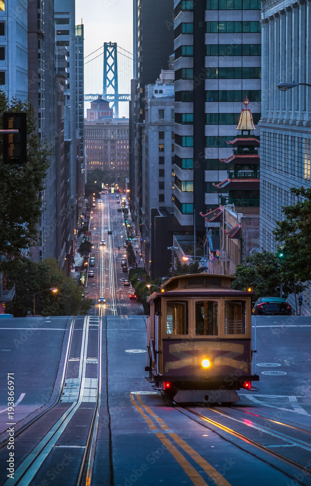 美国加利福尼亚州加利福尼亚街暮色中的旧金山缆车