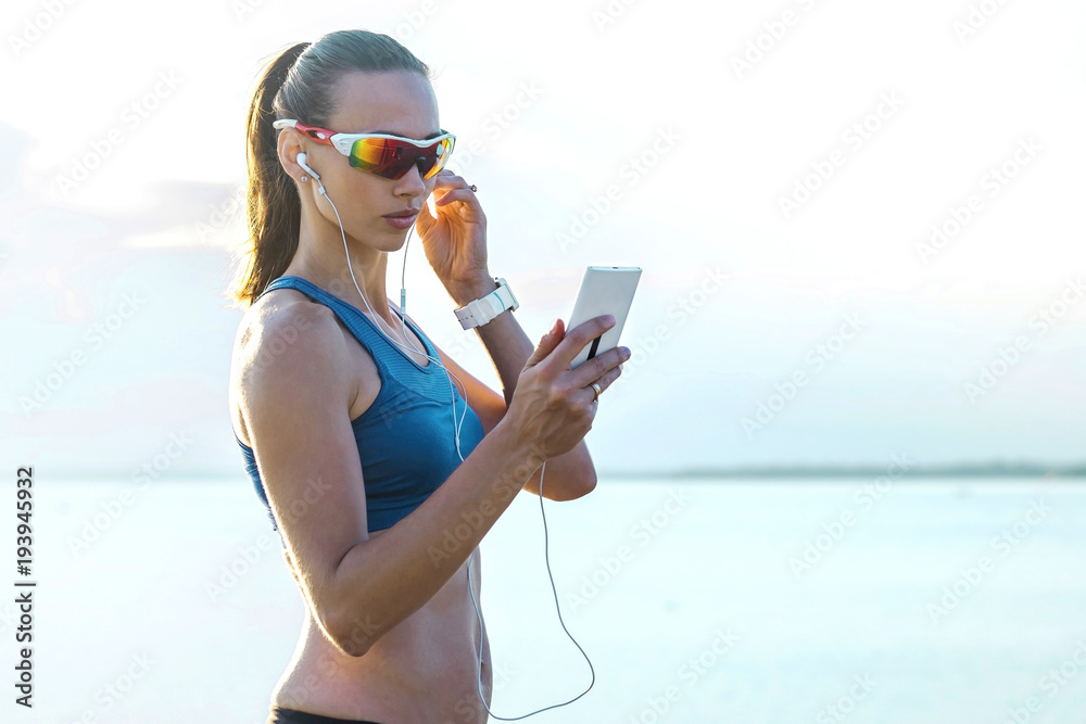 戴着运动太阳镜的跑步女性。聪明的女跑步者