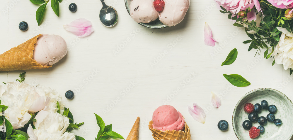 粉红色草莓和椰子冰淇淋勺、甜甜筒和牡丹花的扁平组合