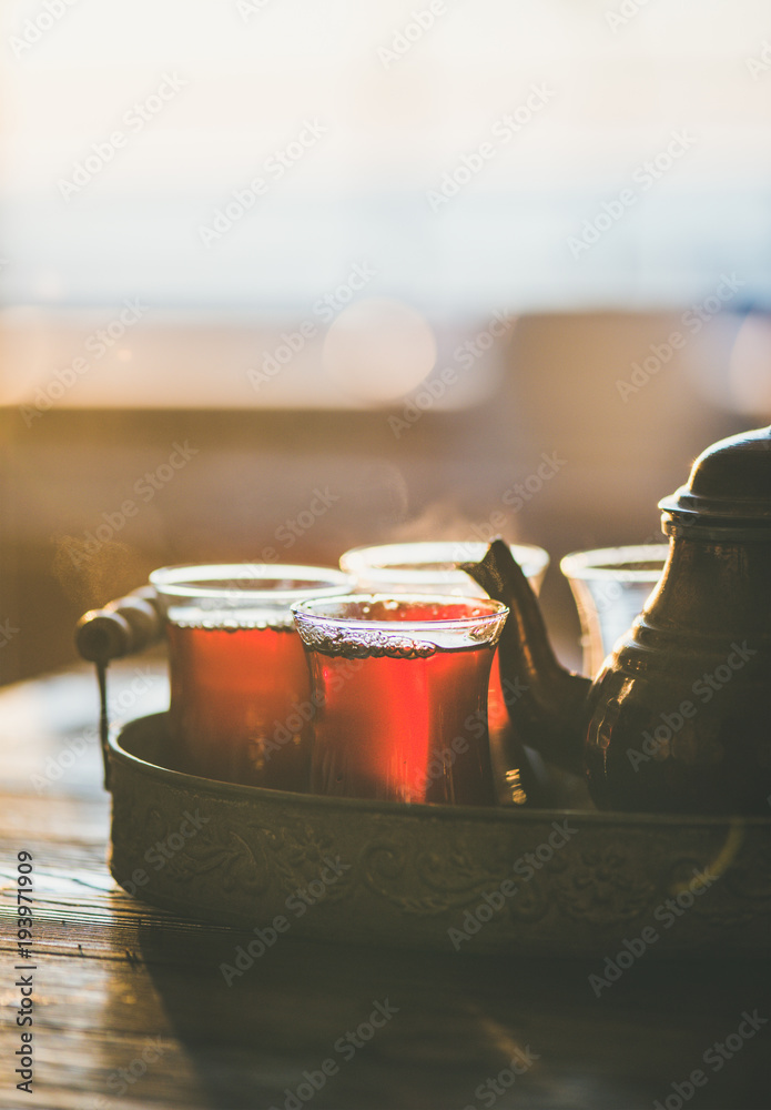 土耳其图基普玻璃杯和东方托盘茶壶中的新鲜冲泡传统红茶，选择性