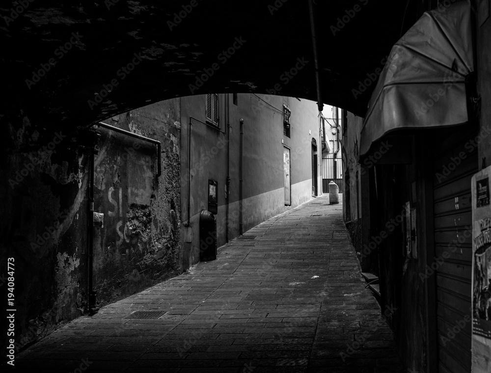 意大利热那亚古老的街道拱形，墙壁和窗户黑白照片。