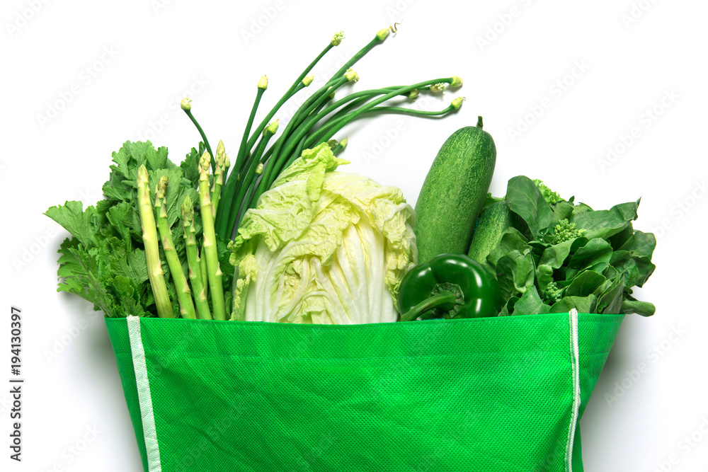 白色健康有机绿色食品上的混合有机绿色蔬菜的绿色食品袋