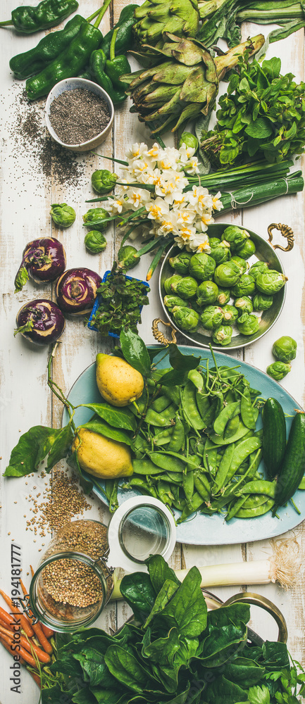 春季健康纯素食烹饪食材。蔬菜、水果、种子、芽菜、花朵的扁平排列