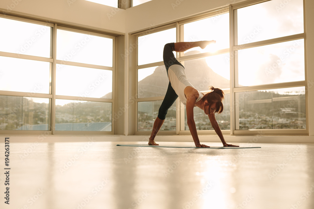 女性在健身房锻炼瑜伽