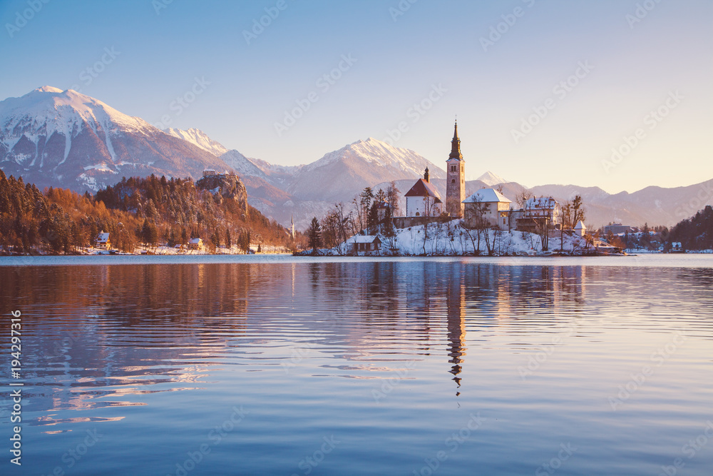 斯洛文尼亚冬季日出时的Bled湖和Bled岛