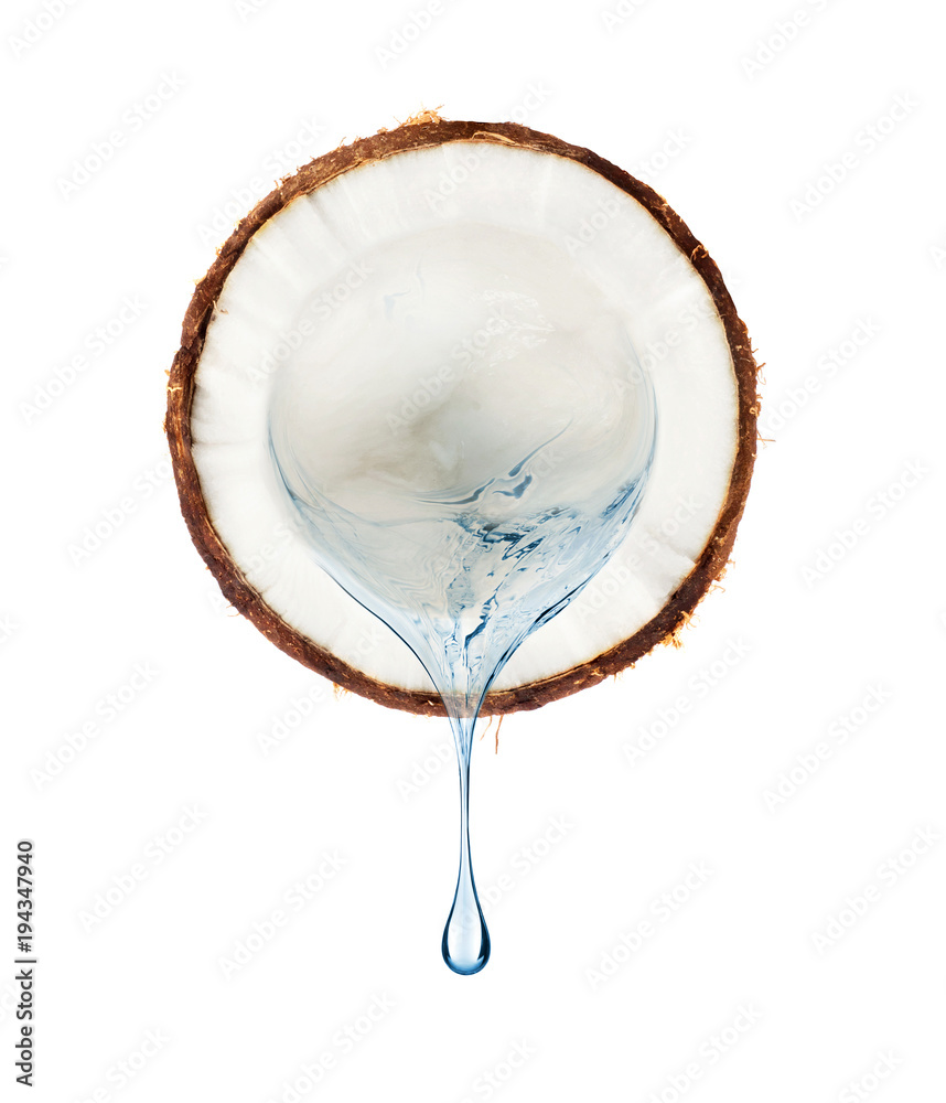 果汁从白底椰子片中流出