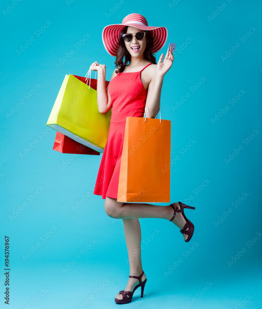 女人在购物夏天她用信用卡，喜欢购物。