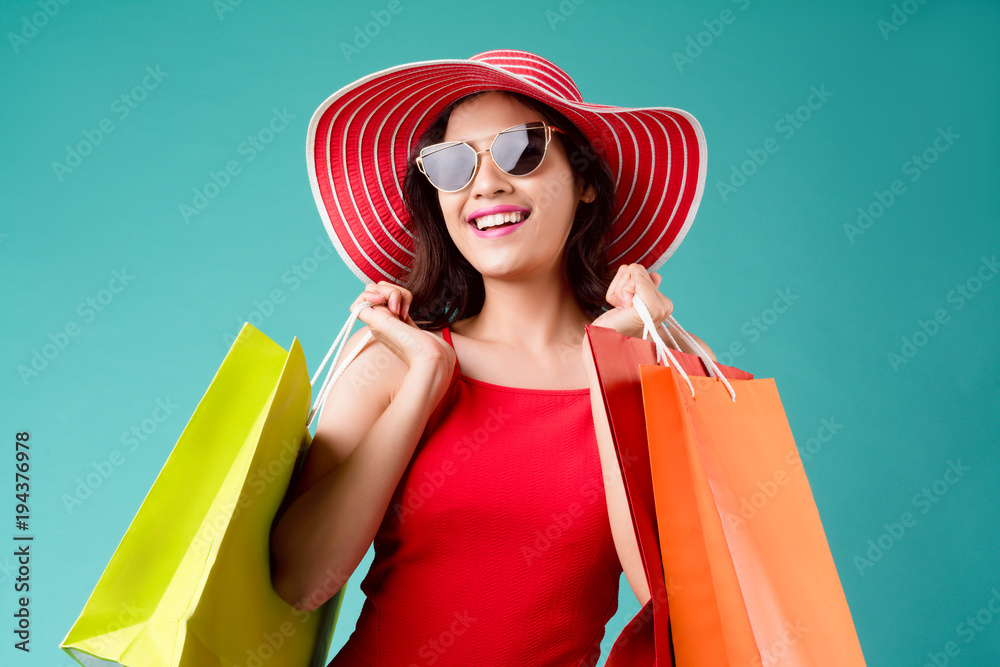 女人在购物在夏天，她使用信用卡，喜欢购物。