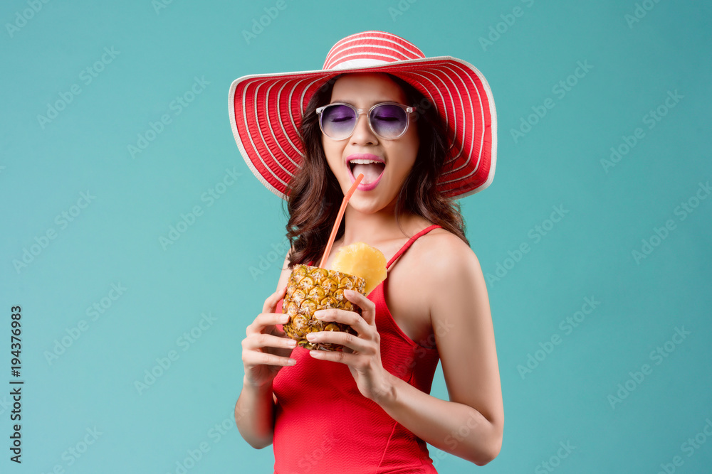 女人穿裙子。她在吃菠萝汁。夏天她觉得这个名字很新鲜。