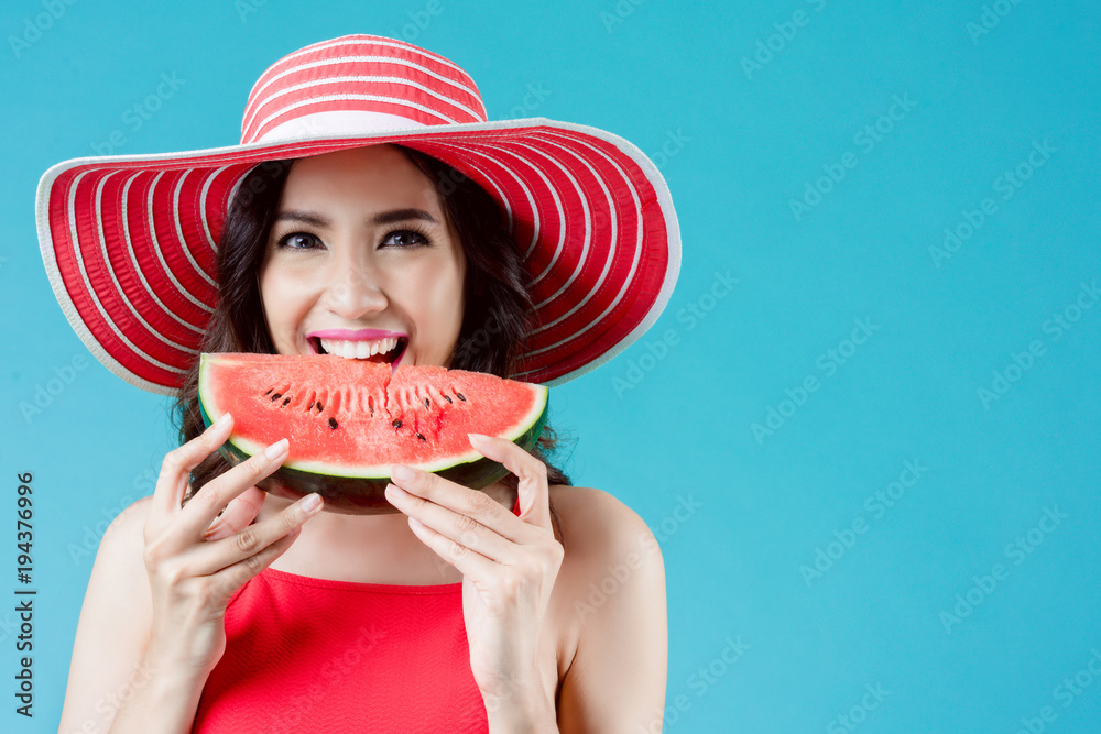 女人穿裙子。她在吃西瓜。夏天她感觉神清气爽