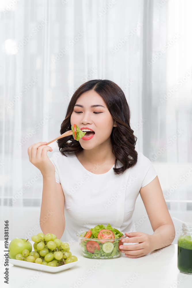 年轻女性吃沙拉。减肥概念