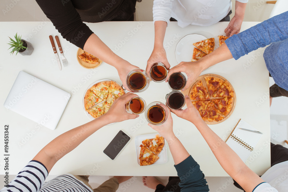 午餐和人的概念。快乐的商业团队在办公室吃披萨