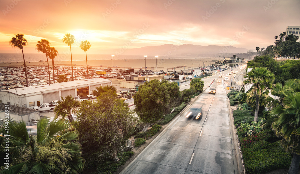 日落时圣莫尼卡海滩海洋大道高速公路鸟瞰图-洛杉矶市街道