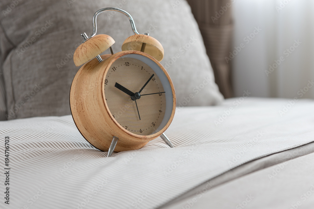 床上的木制现代闹钟