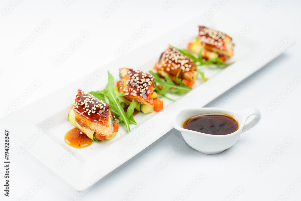 蔬菜寿司卷配鱼和酱汁
