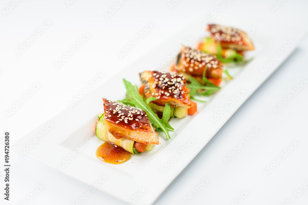 白盘子里的芝麻寿司卷，高级美食
