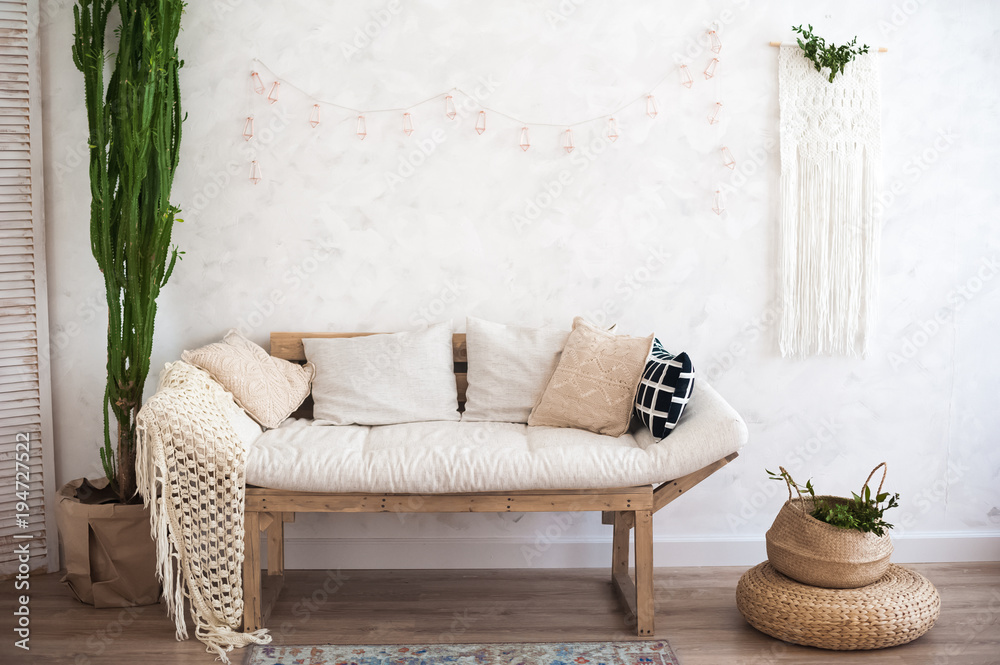 美丽的春天装饰的白色纹理内饰。客厅，米色沙发，带地毯和