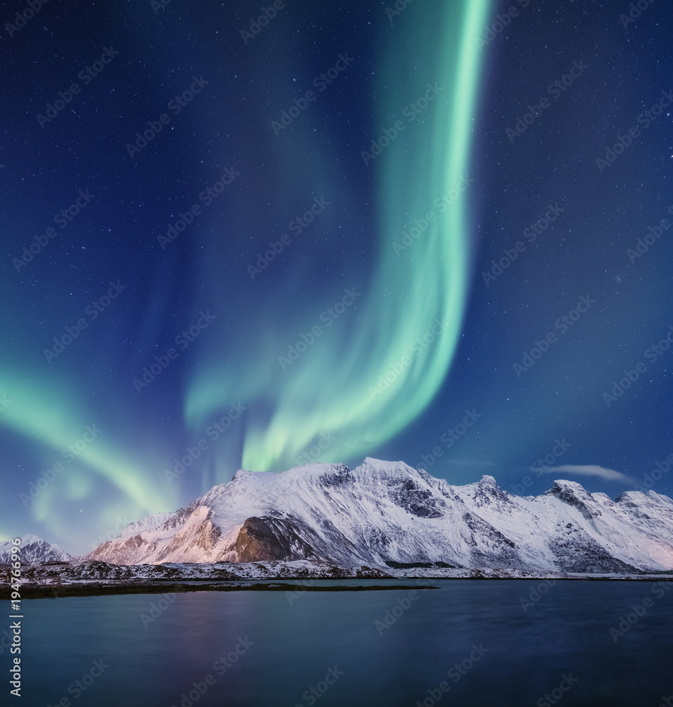 山下的北极光。挪威美丽的自然景观