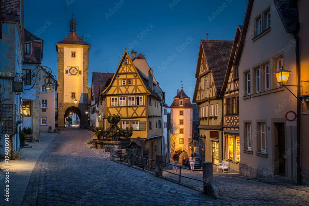 德国巴伐利亚州黄昏时期的历史小镇Rothenburg ob der Tauber