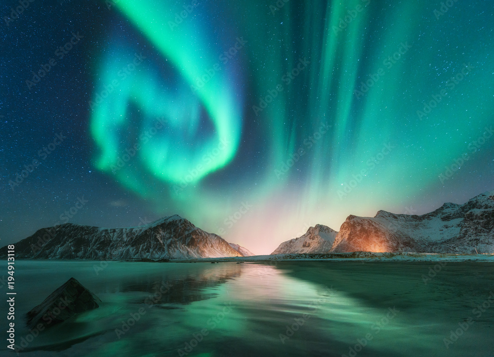 挪威罗弗敦群岛的北极光。极光。绿色北极光。带极地照明的星空